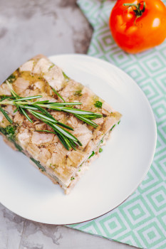 Terrine de poulet citron en gelée tranchée